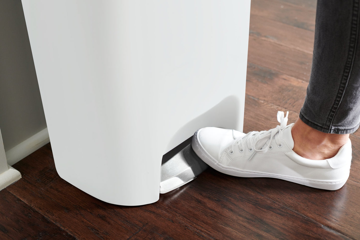 Premium Classic Step-On Trash Can - US 0345